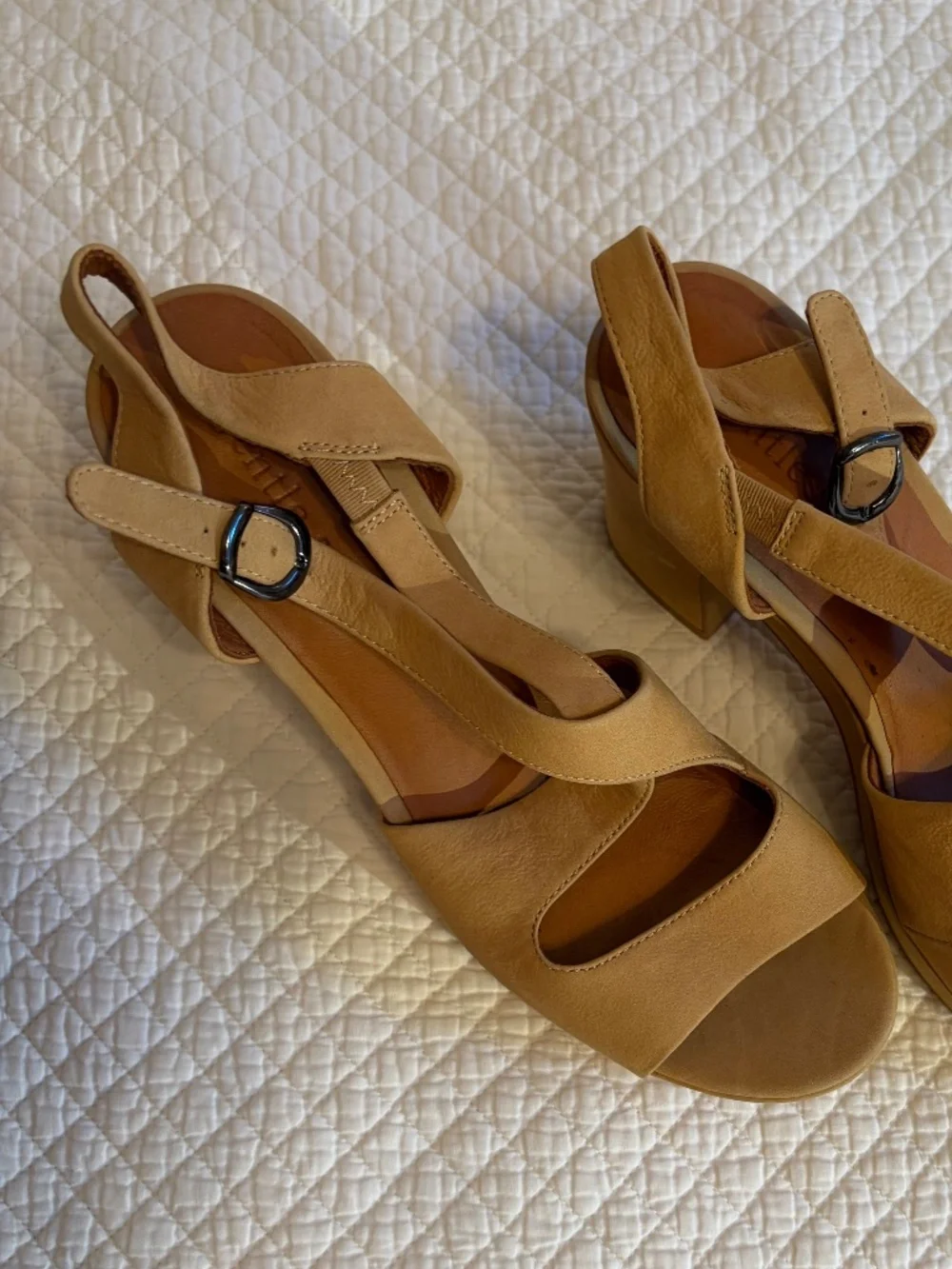 Gentle Souls Sz 10 Suede Crisscross Platform Sandals